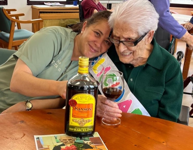 Laura y Humildad, celebrando con una copa de Barceló durante el proyecto Conectando Historias